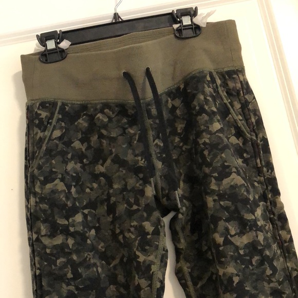 Lululemon Camo sweatpants - Picture 3 of 6